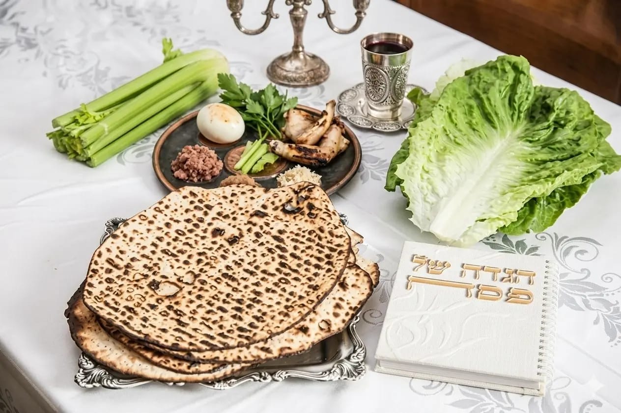 שולחן סדר פסח מעוצב עם מצות, יין וקערת סדר